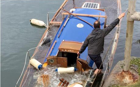 英国老人5年花费11万修复旧游艇 首次下水即沉没