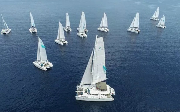 22艘蓝高帆船“比赛、度假” 两不误的完美诠释